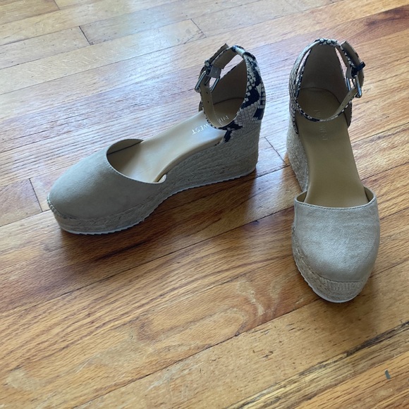 Nine West Straw Snake Skin Pattern Wedges - Picture 1 of 11